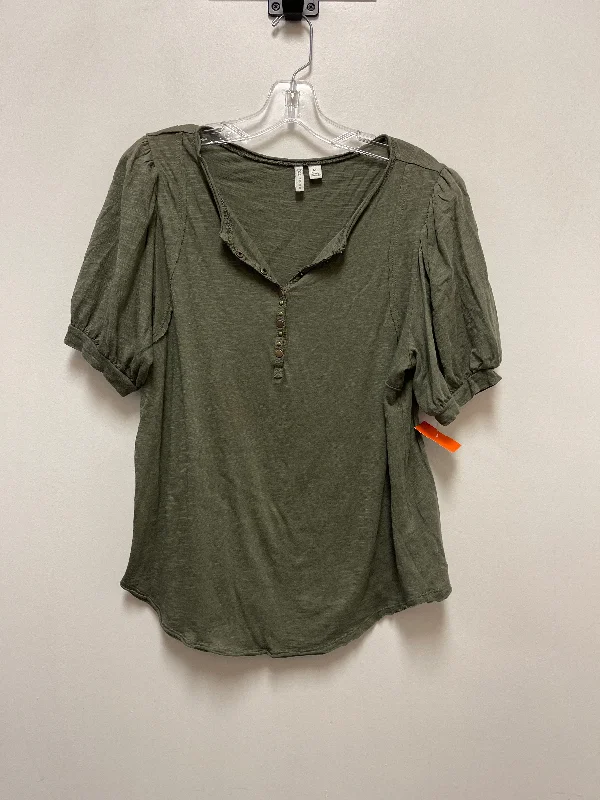 Top Short Sleeve By Cato In Green, Size: M Vacation